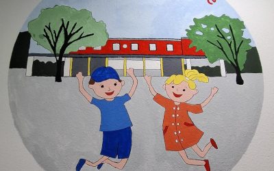 Viertklässler malen Schullogo